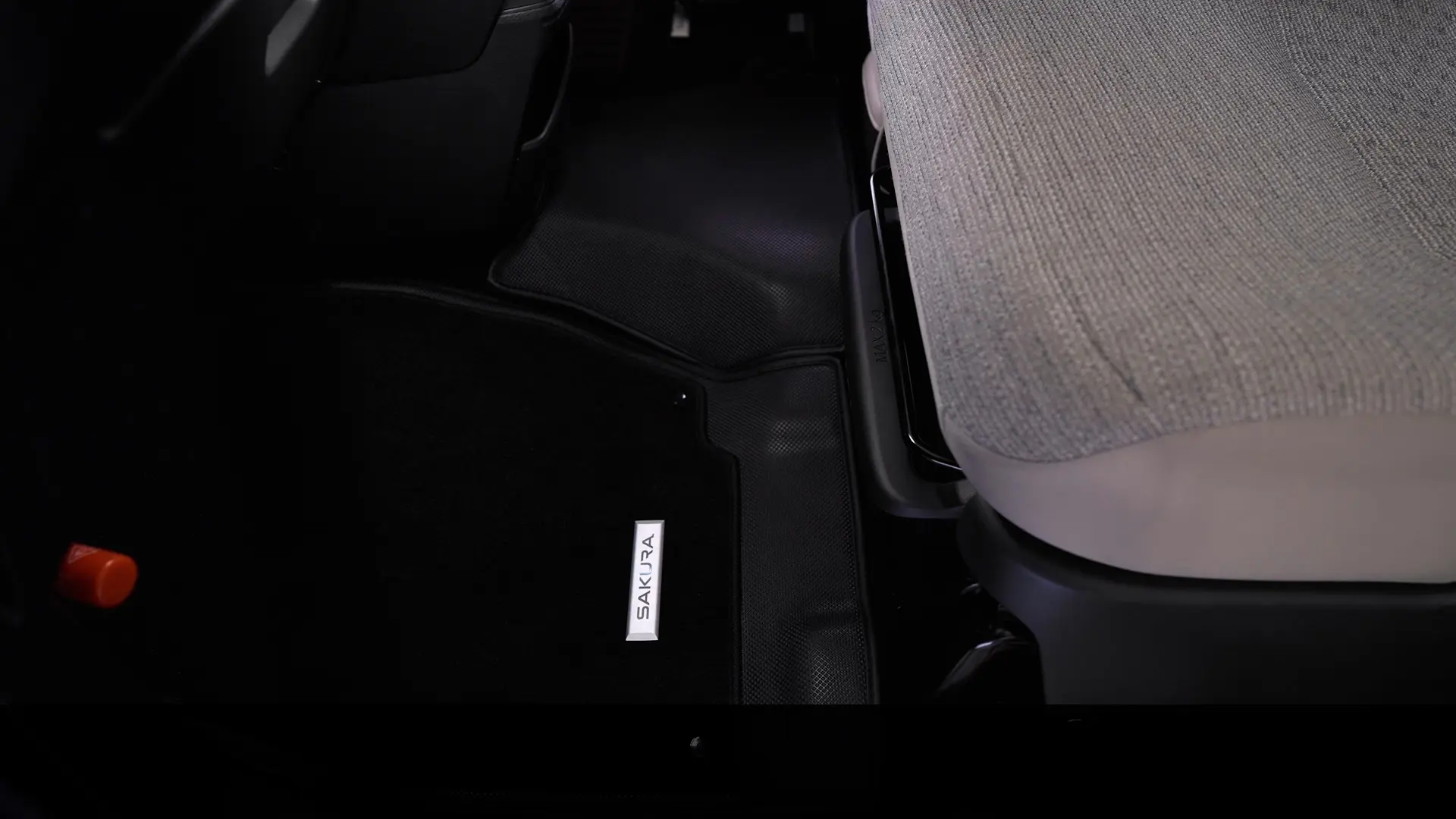 助手席シートアンダーボックス